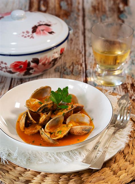 Pero sin hay que destacar la bebida popular y folclórica por excelencia es a queimada. Almejas a la Marinera. Cocina Gallega | Receta | La cocina ...