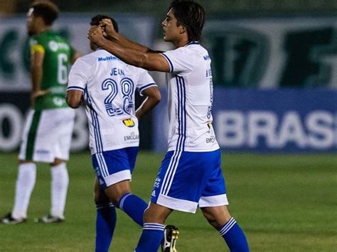 Atacante surpreendeu a todos ao tirar casaco durante entrevista coletiva. Cruzeiro vence segunda e zera pontuação na Série B