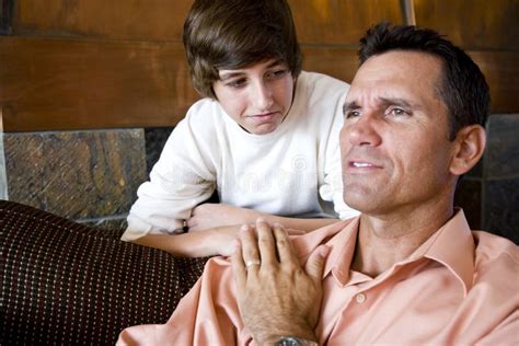 père avec le fils adolescent à la maison sur le sofa image stock image du adolescent papa