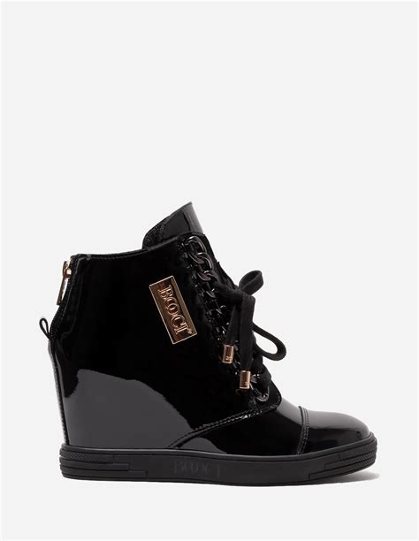 Sneakersy BOOCI czarne lakierowane z czarnym łańcuszkiem