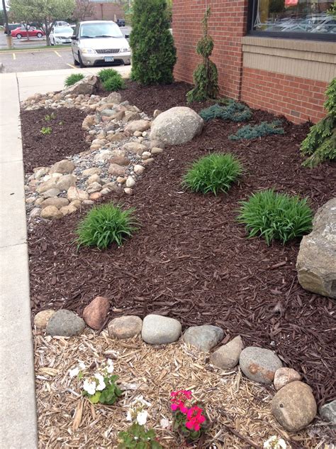 10 Rock And Mulch Landscaping Ideas For Front Yard