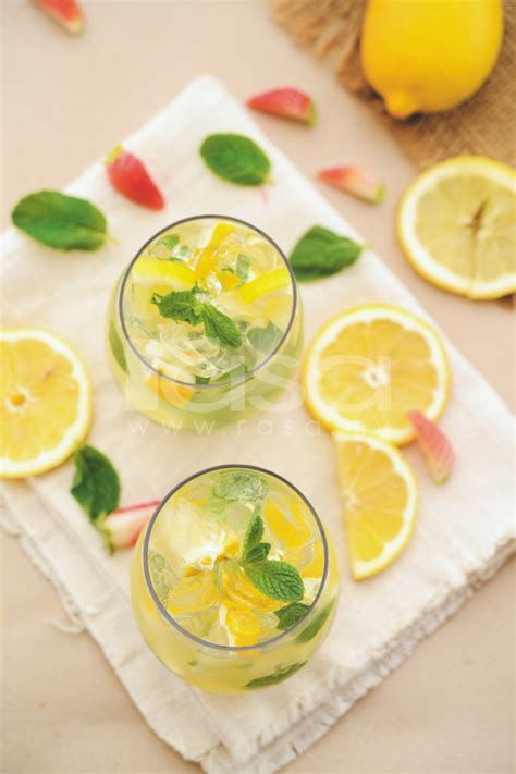 2~3 irisan lemon dicelupkan dalam 1 gelas air panas, bisa menjadi air alkaline yang bermanfaat bagi tubuh, diminum tiap hari sangat bermanfaat bagi siapa saja. 10 Minuman Segar Sesuai Musim Panas. Nah, Ini Resipinya