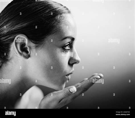 Girl Blowing Kiss Profile Fotos Und Bildmaterial In Hoher Auflösung Alamy