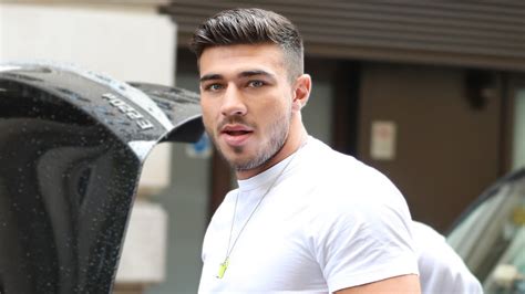love island s tommy fury accused of photoshop fail in topless boxing snap closer