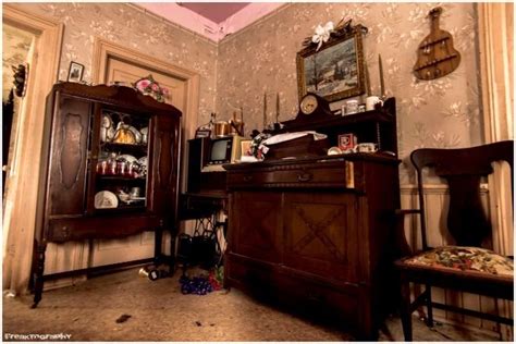 An Eerie Look Inside An Abandoned Home In Ontario Décoration De La Maison