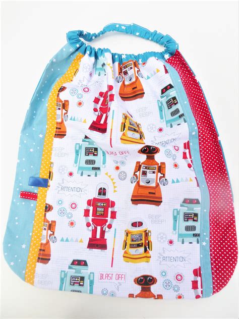 Spécialement conçue pour les enfants, grande et ben couvrante, elle protège composition et coloris de la serviette de table. Serviette de table élastiquée, serviette élastiquée de ...