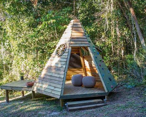 Plan de construction d'une cabane avec cadre de support. Jardin : 20 idées pour créer un espace pour les enfants | Cabane palette, Plan cabane enfant et ...