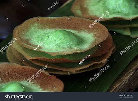 My pandan pancakes recipe is very easy to whip up and it tastes delicious with the pandan flavour! Pandam Pancakes : Thai Dessert Kanom Krok Singapore Thai Pandan Pancake Youtube - Your pandan ...