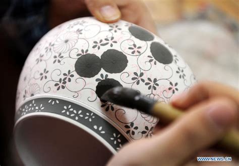 Delicate Porcelain Painting In Jingdezhen Cn