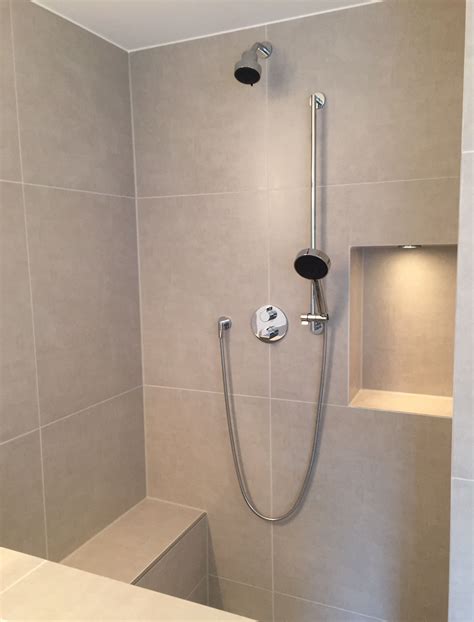 Dafür ist die fertige leichtbauwand aber absolut wasserunempfindlich und deshalb nicht nur für keller und badezimmer geeignet, sondern auch im außenbereich empfehlenswert (z. Walk-In-Dusche mit Sitzbank und Nische | Bad | Pinterest ...