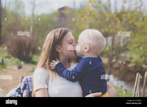 Madre E Hijo Besos Boca Fotografías E Imágenes De Alta Resolución Alamy
