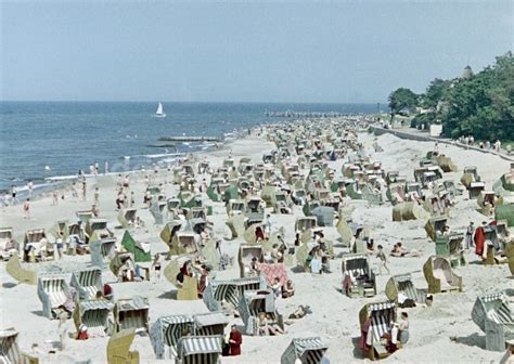 Kühlungsborn Strandtreiben an der Ostsee in Kühlungsborn in Mecklenburg Vorpommern in der DDR