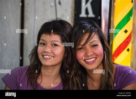 Zwei Junge Thailändische Mädchen Fotos Und Bildmaterial In Hoher Auflösung Alamy