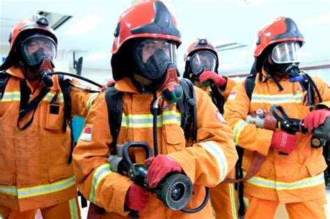 Puluhan orang terluka hingga ratusan warga mengungsi kilang balongan terbakar, pertamina masih upayakan pemadaman dan evakuasi warga kebakaran masif landa kilang minyak balongan indramayu, api terlihat dari jarak 5 km Antisipasi Kebakaran Kilang, Pertamina Gelar Simulasi ...