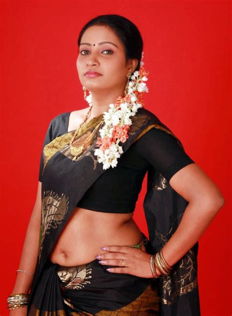 Sexy Kerala Mallu Aunty Naisa With Black Saree Wear With Skin Tight Latest Tamil Actress