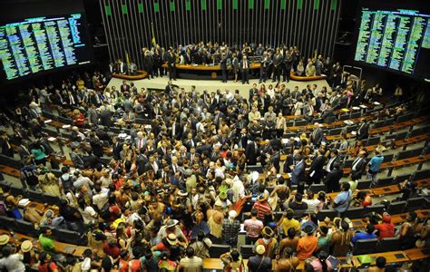 Les Indiens Du Brésil Occupent Le Congrès Pour Défendre Leurs Droits