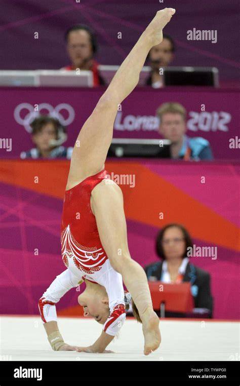 Gymnaste Russe Anastasia Grishina Effectue Sa Routine Au Sol Pour Aider