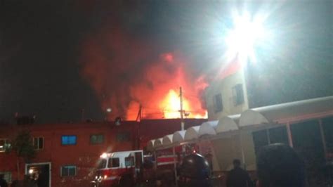 Puede afectar a estructuras y a seres vivos. Incendio hoy en una tienda de abarrotes en Tepito - Noticieros Televisa