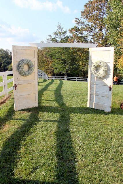 35 Rustic Old Door Wedding Decor Ideas For Outdoor Country