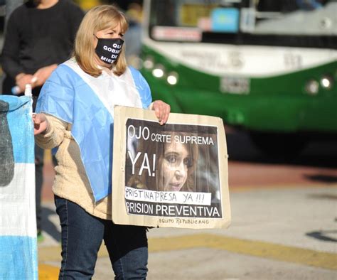Argentinos salen a la calle para rechazar protección del presidente