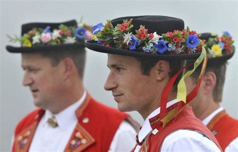 Swiss Men In Traditional Costume Heidi Kostüm Schweizer Kreuz