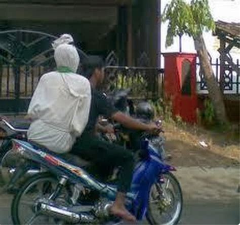 16 funny pictures showing indonesia s love affair with motorbikes wowshack