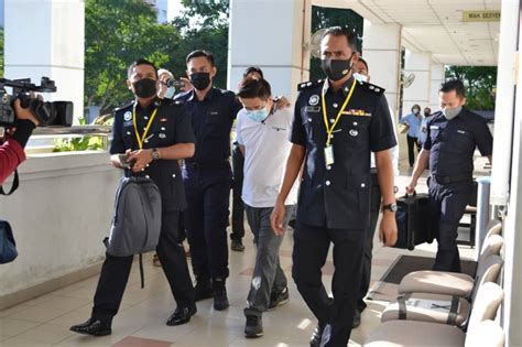 Penemuan terbaru oleh jabatan kehakiman amerika mendapati bahawa dana 1mdb telah disalurkan melalui 3 fasa. Bekas pengurus didakwa pengubahan wang haram berjumlah ...