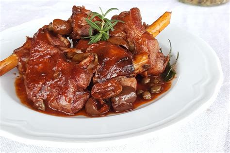 Le costolette di agnello scottadito sono buonissime così marinate in olio aglio e rosmarino e oggi le ho accompagnate alle. Agnello in umido: la ricetta semplice per il pranzo di Pasqua
