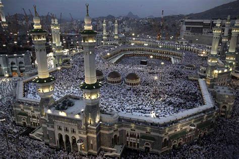 It's contraction was completed in 2008 and is built on a 27300 square meters of land area. 20 Of The World's Most Amazing Mosques | HiConsumption