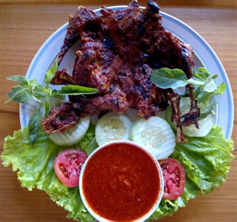 Hi foodies, penasaran cara masak makanan yang terbuat dari ayam khas dari daerah lombok? Resep Ayam Taliwang Khas Lombok | KabarKuliner.com