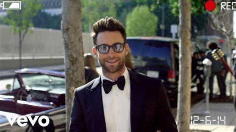 Maroon 5 Sugar Official Music Video Ropa Moda Marca Look Y