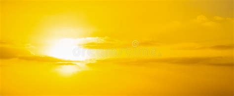 Cielo Amarillo Con Las Nubes En La Puesta Del Sol Imagen De Archivo