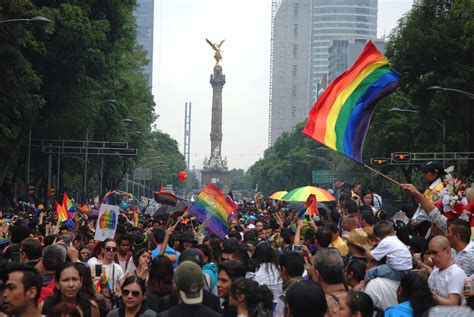 An lgbt pride march drew thousands of people to the streets of paris on saturday, with many using the first event of its kind since the coronavirus pandemic to denounce the situation in hungary. Embajadores asistirán a la marcha del orgullo gay en la ...