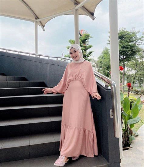 Inspirasi Gaya Hijab Nuansa Pink Ala Sari Endah Pratiwi Simpel Dan My XXX Hot Girl