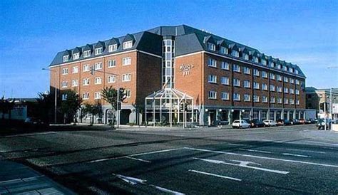 Our contemporary, chic bar overlooks the beautiful river lee. Jurys Inn Cork
