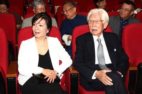 Видео 「英德作風不同」 辜寬敏嗆：為何要「蔡賴配」 канала 東森新聞 ch51. 辜寬敏坦承是花花公子 一生擁四妻 - 中時電子報