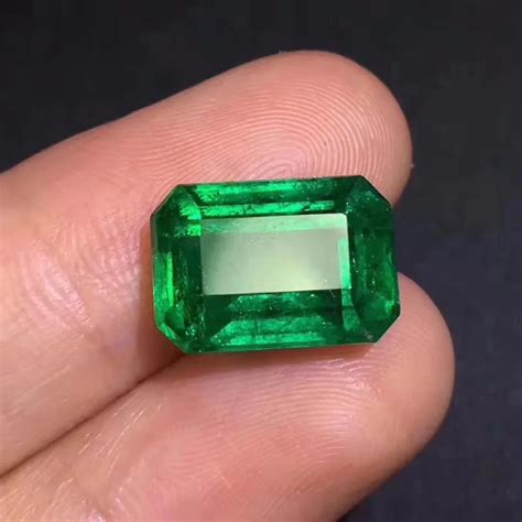 Collection Aigs Certificated 707ct Faceted Vivid Green Natural Emerald