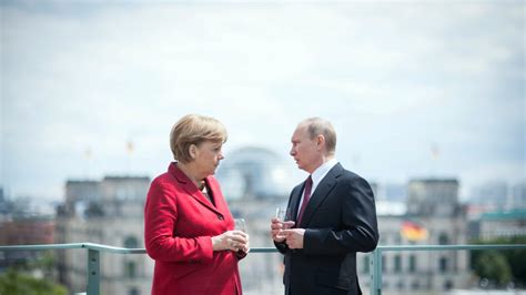 Merkel Asks For Assistance From Putin In Connection With Migrant Crisis