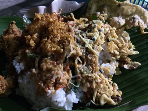 Kali ini benoe akan mencoba menikmati hidangan sehat yakni pecel madiun di kota asal hidangan ini. Pecel Pincuk Madiun Pak Tomo dengan rasa khas Madiun