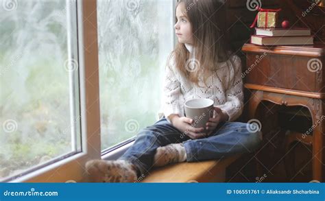 L Enfant Regarde La Neige Par Une Fenêtre Métrage 2 L Enfant Regarde