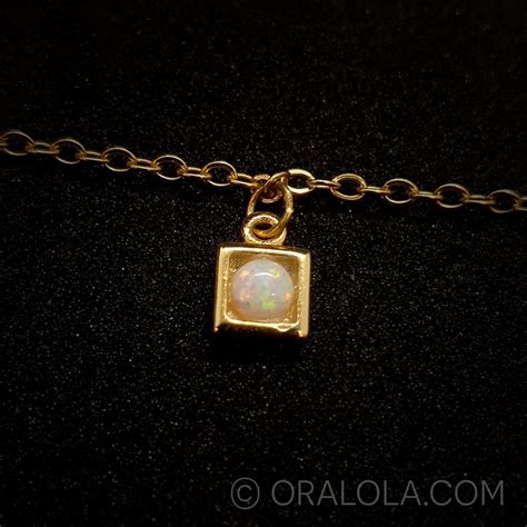 Opal Halskettchen Vergoldet Mit Eingefassten Schmucksteinchen Ruhe
