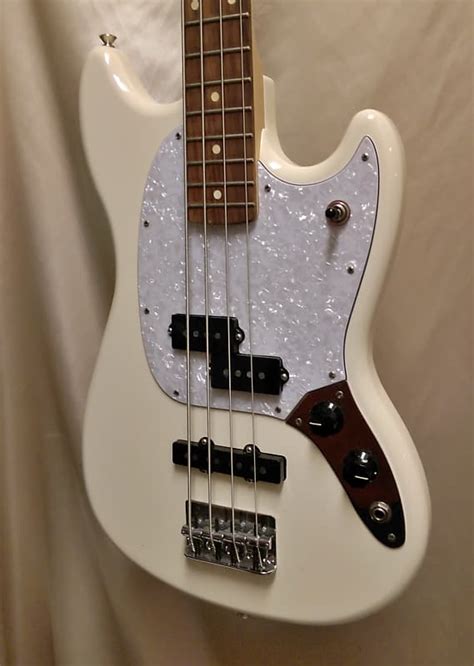 The fender® mustang® bass was released in 1966 as part of the offset series, following on from the guitar version which debuted in 1964. White pearloid replacement pickguard for Fender Mustang ...