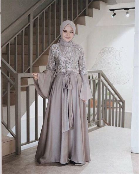 Baju wanita yang satu ini terlihat sangat santai karena terdapat kantong pada bagian kiri dan motifnya abstrak. 9 Kebaya Satin Hijab Tercantik dan Terlaris di Instagram ...