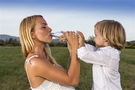Cuida A Tu Niño Con Esta Rápida Guía De Hidratación De Acuerdo A Su Edad Estilo De Vida