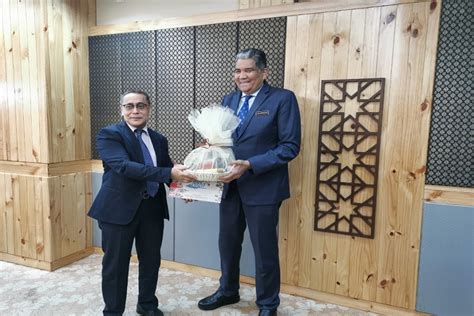 Ia dilahirkan tahun 1964 di daraa membelotnya mantan perdana menteri riyad hijab merupakan pukulan besar berikutnya bagi pemerintahan assad, setelah terguncang oleh. Mesyuarat Kunjungan Hormat dari YBhg Dato' Timbalan Ketua ...