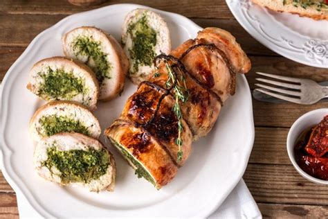 Rozemarijn en knoflook) en een frisse salade. Come preparare il coniglio in porchetta al forno | Ricetta ...