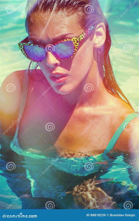 Muchacha Atractiva En Bikini Y Gafas De Sol En Piscina Imagen De