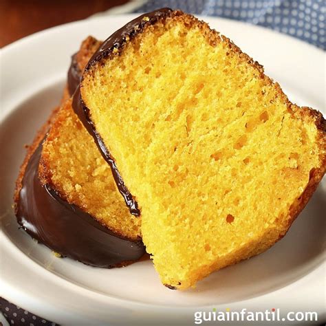 Ideal para preparar si uno tiene prisa o acompañado de los más pequeños. Bizcocho de zanahoria. Receta casera para niños