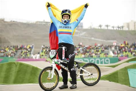 Mariana pajón se mueve alrededor de su nueva pista de super bmx en medellín, colombia. Mariana Pajón consiguió la medalla de Oro en los juegos ...