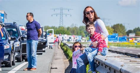 Brug is van 19 mei voor minimaal 6 weken gestremd!! Op de vangrail genieten van de zon tijdens storing ...